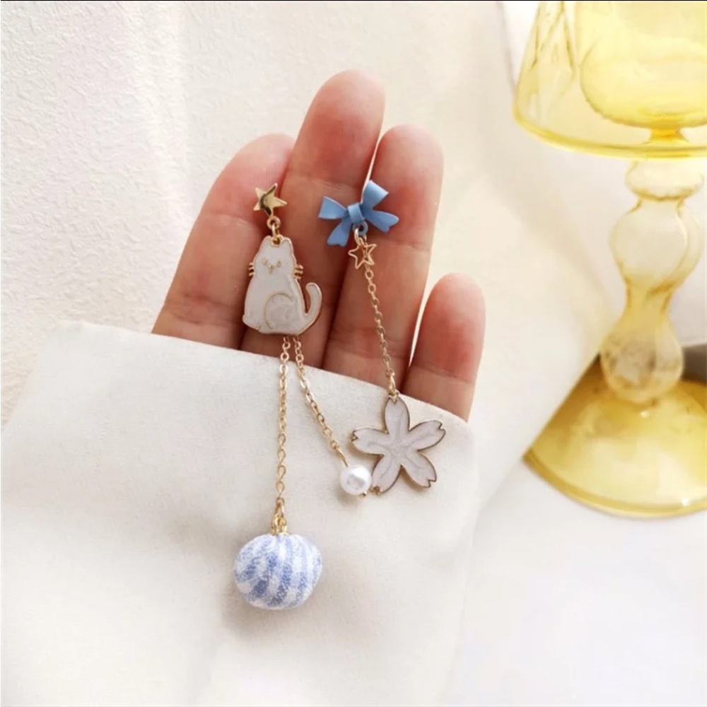 Cute mismatch cat and flower dangle earrings
